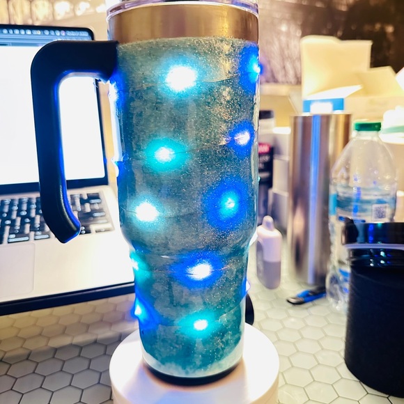 LED Light-Up Epoxy Tumbler with Handle 30 oz - Picture 3 of 4